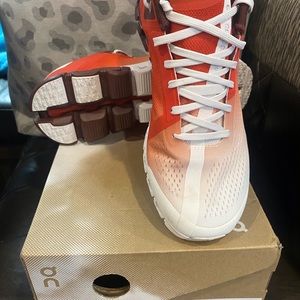 ON Cloudflow Women’s sz 9